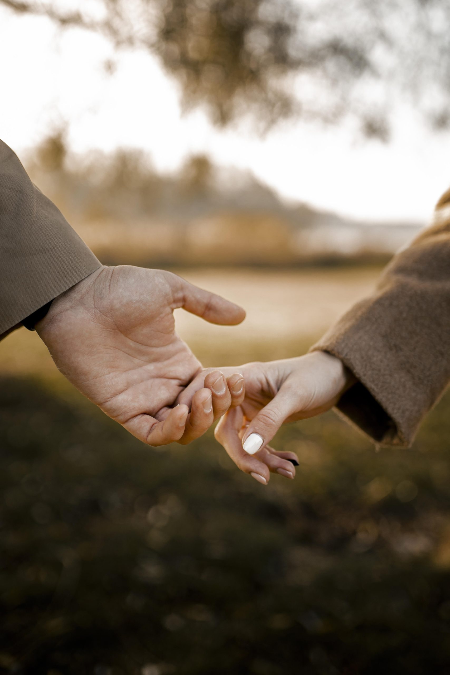 close-up-couple-holding-hands-outside (1)